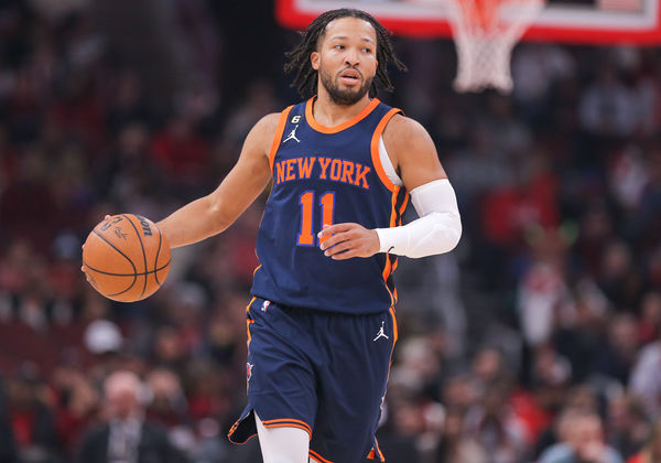 CHICAGO, IL - DECEMBER 16: New York Knicks Guard Jalen Brunson (11) brings the ball up court during a NBA game between the New York Knicks and the Chicago Bulls on December  16, 2022 at the United Center in Chicago, IL. (Photo by Melissa Tamez/Icon Sportswire)