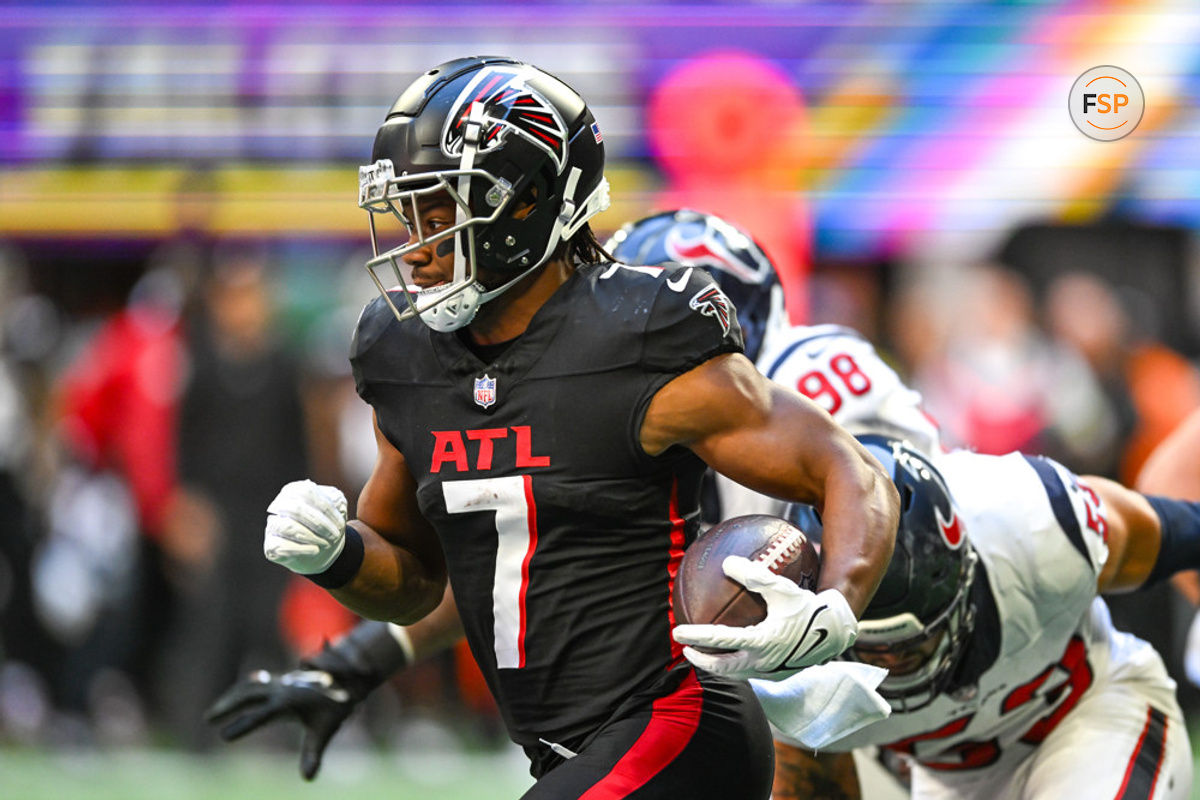 ATLANTA, GA – OCTOBER 08:  Atlanta running back Bijan Robinson (7) runs the ball during the NFL game between the Houston Texans and the Atlanta Falcons on October 8th, 2023 at Mercedes-Benz Stadium in Atlanta, GA.  (Photo by Rich von Biberstein/Icon Sportswire)