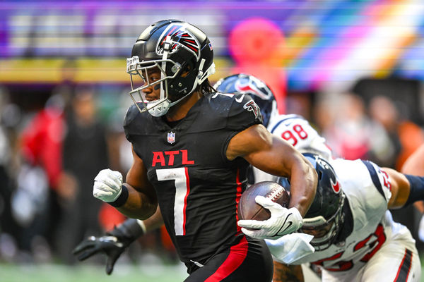 ATLANTA, GA – OCTOBER 08:  Atlanta running back Bijan Robinson (7) runs the ball during the NFL game between the Houston Texans and the Atlanta Falcons on October 8th, 2023 at Mercedes-Benz Stadium in Atlanta, GA.  (Photo by Rich von Biberstein/Icon Sportswire)