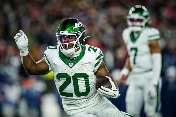 Nov 13, 2025; Foxborough, Massachusetts, USA; New York Jets running back Breece Hall (20) runs the ball against the New England Patriots in the third quarter at Gillette Stadium. Mandatory Credit: David Butler II-Imagn Images