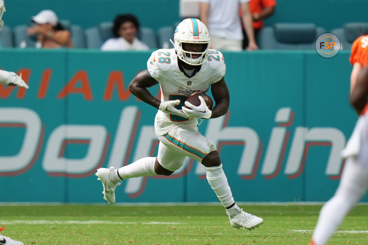 MIAMI GARDENS, FL - SEPTEMBER 24: Miami Dolphins running back De'Von Achane (28) runs after the catch in the second half during the game between the Denver Broncos and the Miami Dolphins on Sunday, September 24, 2023 at Hard Rock Stadium, Miami, Fla. (Photo by Peter Joneleit/Icon Sportswire)