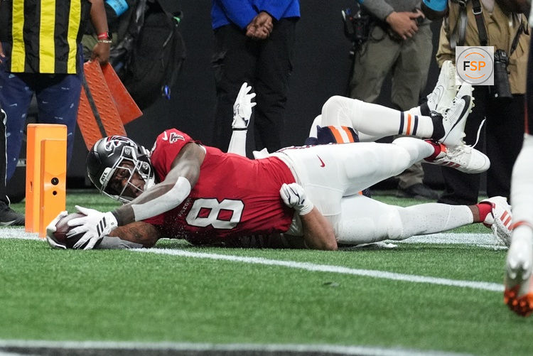 Oct 18, 2026; Atlanta, Georgia, USA;  Atlanta Falcons tight end Kyle Pitts Sr. (8) dives for the end zone during the fourth quarter against the Chicago Bears at Mercedes-Benz Stadium.  Credit: Dale Zanine-Imagn Images