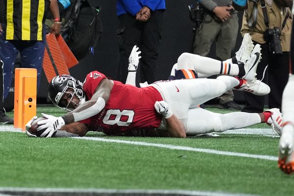 Oct 18, 2026; Atlanta, Georgia, USA;  Atlanta Falcons tight end Kyle Pitts Sr. (8) dives for the end zone during the fourth quarter against the Chicago Bears at Mercedes-Benz Stadium.  Mandatory Credit: Dale Zanine-Imagn Images