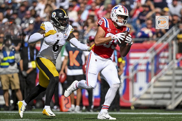 Sep 21, 2025; Foxborough, Massachusetts, USA; New England Patriots tight end Hunter Henry (85) runs the ball during the second quarter at Gillette Stadium. Credit: Brian Fluharty-Imagn Images