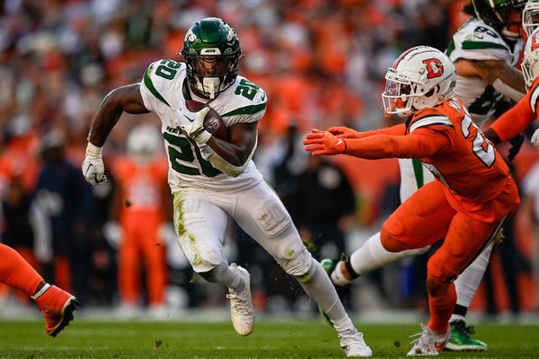 DENVER, CO - OCTOBER 8: New York Jets running back Breece Hall (20) carries the ball against the Denver Broncos in the fourth quarter during a game between the New York Jets and the Denver Broncos at Empower Field at Mile High on October 8, 2023 in Denver, Colorado. (Photo by Dustin Bradford/Icon Sportswire)