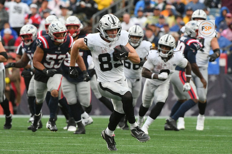 Sep 7, 2025; Foxborough, Massachusetts, USA; Las Vegas Raiders tight end Brock Bowers (89) makes a catch against the New England Patriots during the second half at Gillette Stadium. Credit: Bob DeChiara-Imagn Images