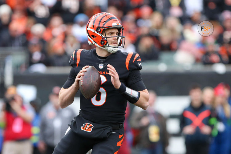 CINCINNATI, OH - DECEMBER 16: Cincinnati Bengals quarterback Jake Browning (6) looks to pass during the game against the Minnesota Vikings and the Cincinnati Bengals on December 16, 2023, at Paycor Stadium in Cincinnati, OH. (Photo by Ian Johnson/Icon Sportswire)