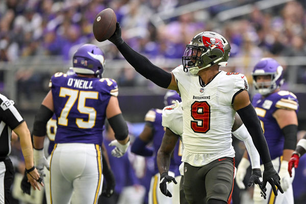 MINNEAPOLIS, MN - SEPTEMBER 10: Tampa Bay Buccaneers linebacker Joe Tryon-Shoyinka (9) celebrates his interception during the first quarter of an NFL game between the Minnesota Vikings and Tampa Bay Buccaneers  on September 10, 2023, at U.S. Bank Stadium in Minneapolis, MN. (Photo by Nick Wosika/Icon Sportswire)