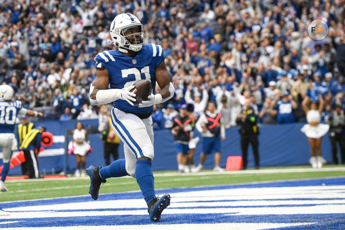 INDIANAPOLIS, IN - OCTOBER 08: Indianapolis Colts Running Back Zack Moss (21) carries for a touchdown during the NFL game between the Tennessee Titans and the Indianapolis Colts on October 8, 2023, at Lucas Oil Stadium in Indianapolis, Indiana. (Photo by Michael Allio/Icon Sportswire)