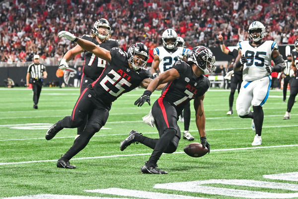 ATLANTA, GA – SEPTEMBER 10:  Atlanta running back Tyler Allgeier (25) congratulates teammate Bijan Robinson (7) after Robinson scored a touchdown during the NFL game between the Carolina Panthers and the Atlanta Falcons on September 10th, 2023 at Mercedes-Benz Stadium in Atlanta, GA.  (Photo by Rich von Biberstein/Icon Sportswire)