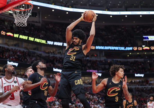 CHICAGO, IL - DECEMBER 23: Jarrett Allen #31 of the Cleveland Cavaliers grabs the rebound during the first half against the Chicago Bulls at the United Center on December 23, 2023 in Chicago, Illinois. (Photo by Melissa Tamez/Icon Sportswire)