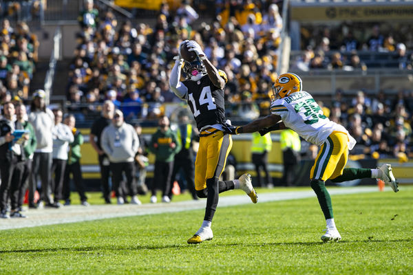 PITTSBURGH, PA - NOVEMBER 12: Pittsburgh Steelers wide receiver George Pickens (14) catches a pass during the regular season NFL football game between the Green Bay Packers and Pittsburgh Steelers on November 12, 2023 at Acrisure Stadium in Pittsburgh, PA. (Photo by Mark Alberti/Icon Sportswire)