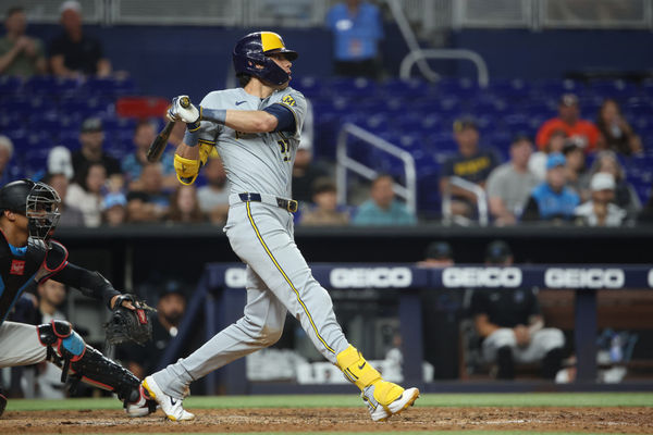 MIAMI, FL - MAY 21: dMilwaukee Brewers outfielder Christian Yelich (22) hits for an RBI in the eighth inning uring the game between the Milwaukee Brewers and the Miami Marlins on Tuesday, May 21, 2024 at LoanDepot Park in Miami, Fla. (Photo by Peter Joneleit/Icon Sportswire)