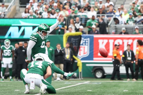 Sep 7, 2025; East Rutherford, New Jersey, USA; New York Jets place kicker Nick Folk (6) kicks a field goal during the first quarter against the Pittsburgh Steelers at MetLife Stadium. Mandatory Credit: Vincent Carchietta-Imagn Images