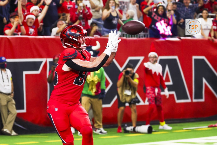 Dec 21, 2025; Houston, Texas, USA; Houston Texans tight end Dalton Schultz (86) catches a touchdown pass against the Las Vegas Raiders during the fourth quarter at NRG Stadium. Credit: Thomas Shea-Imagn Images