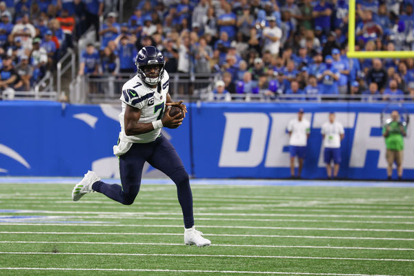 DETROIT, MI - SEPTEMBER 17:  Seattle Seahawks quarterback Geno Smith (7) runs with the ball during the fourth quarter of an NFL football game between the Seattle Seahawks and the Detroit Lions on September 17, 2023 at Ford Field in Detroit, Michigan.  (Photo by Scott W. Grau/Icon Sportswire)