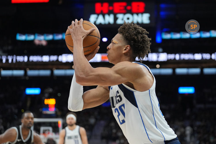 Mar 10, 2025; San Antonio, Texas, USA;  Dallas Mavericks forward Kessler Edwards (20) shoots in the second half against the San Antonio Spurs at Frost Bank Center. Credit: Daniel Dunn-Imagn Images