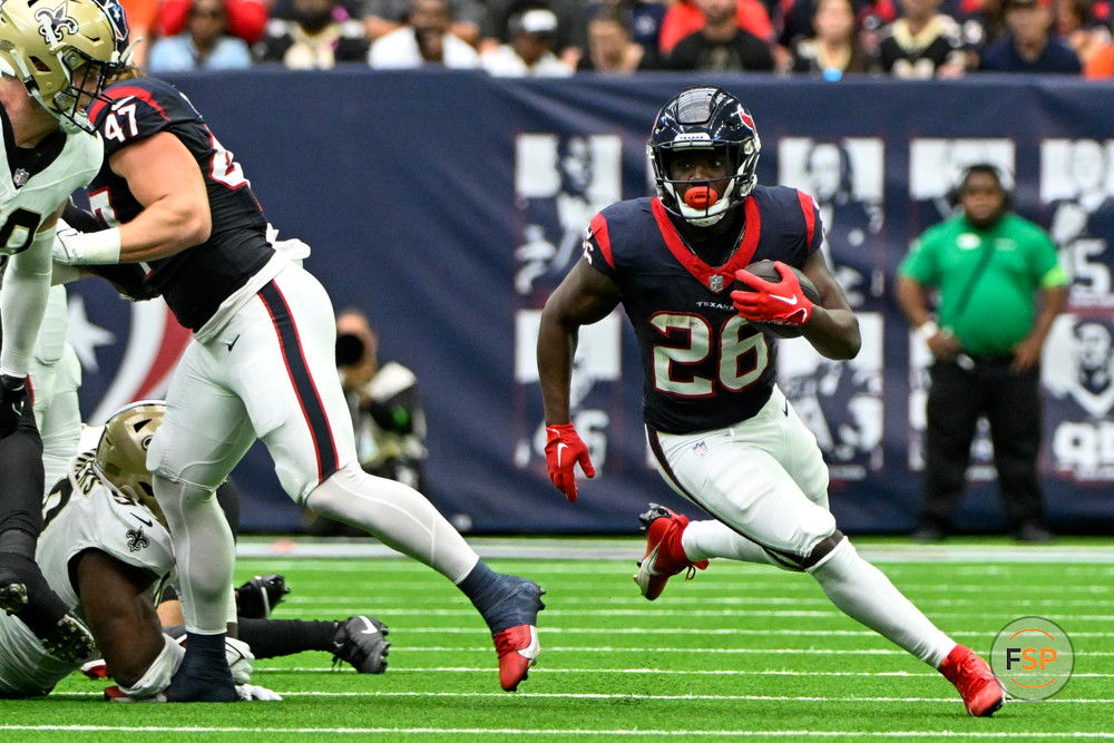 HOUSTON, TX - OCTOBER 15: Houston Texans running back Devin Singletary (26) turns the corner during the football game between the New Orleans Saints and Houston Texans at NRG Stadium on October 15, 2023, in Houston, Texas. (Photo by Ken Murray/Icon Sportswire)