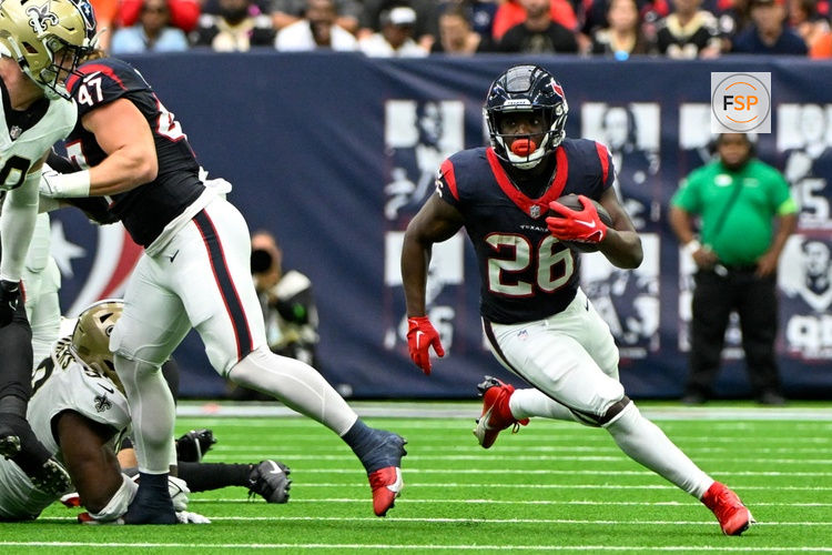 HOUSTON, TX - OCTOBER 15: Houston Texans running back Devin Singletary (26) turns the corner during the football game between the New Orleans Saints and Houston Texans at NRG Stadium on October 15, 2023, in Houston, Texas. (Photo by Ken Murray/Icon Sportswire)