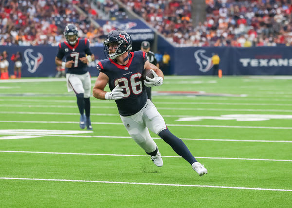 HOUSTON, TX - NOVEMBER 05:  Houston Texans tight end Dalton Schultz (86) carries the ball in the third quarter  during the NFL game between the Tampa Bay Buccaneers and Houston Texans on November 5, 2023 at NRG Stadium in Houston, Texas.  (Photo by Leslie Plaza Johnson/Icon Sportswire)