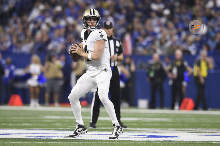 INDIANAPOLIS, IN - OCTOBER 29: New Orleans Saints Quarterback Derek Carr (4) looks to pass during the NFL game between the New Orleans Saints and the Indianapolis Colts on October 29, 2023, at Lucas Oil Stadium in Indianapolis, Indiana. (Photo by Michael Allio/Icon Sportswire)