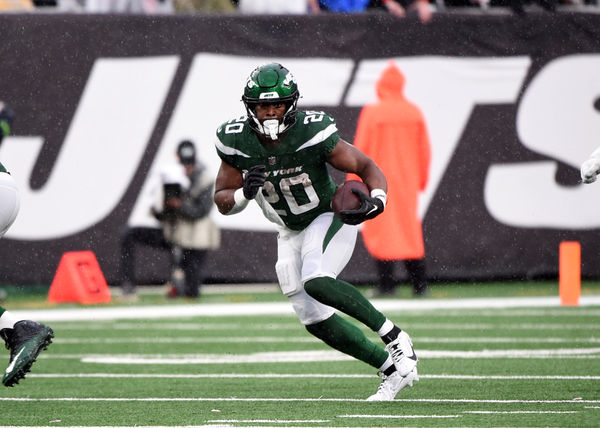 EAST RUTHERFORD, NJ - DECEMBER 10: New York Jets RB Breece Hall runs for yardage during game featuring the Houston Texans and the New York Jets on December 10, 2023 at MetLife Stadium in East Rutherford, NJ. (Photo by John Rivera/Icon Sportswire)