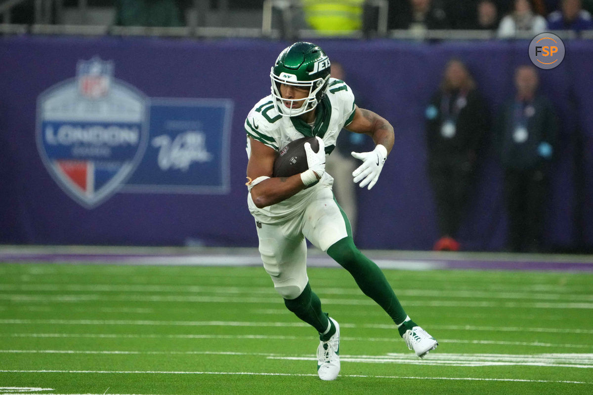 Oct 6, 2024; London, United Kingdom; New York Jets wide receiver Allen Lazard (10) carries the ball against the Minnesota Vikings in the second half at Tottenham Hotspur Stadium. Credit: Kirby Lee-Imagn Images