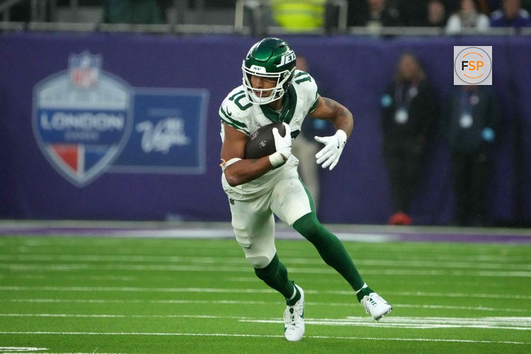 Oct 6, 2024; London, United Kingdom; New York Jets wide receiver Allen Lazard (10) carries the ball against the Minnesota Vikings in the second half at Tottenham Hotspur Stadium. Credit: Kirby Lee-Imagn Images