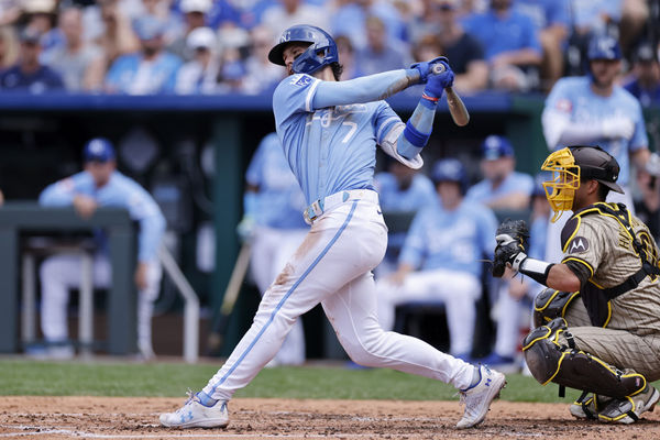 KANSAS CITY, MO - JUNE 01: Kansas City Royals shortstop Bobby Witt Jr. (7) bats during an MLB game against the San Diego Padres on June 01, 2024 at Kauffman Stadium in Kansas City, Missouri. (Photo by Joe Robbins/Icon Sportswire)