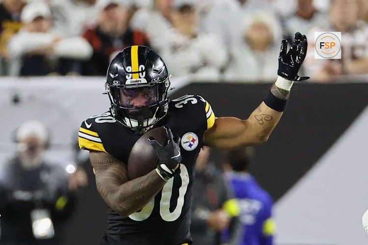 Oct 16, 2025; Cincinnati, Ohio, USA; Pittsburgh Steelers running back Jaylen Warren (30) runs the ball against the Cincinnati Bengals during the first quarter at Paycor Stadium. Credit: Joseph Maiorana-Imagn Images