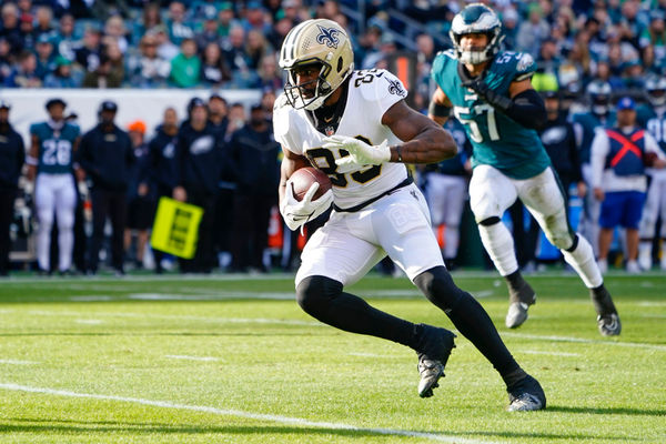 PHILADELPHIA, PA - JANUARY 01: New Orleans Saints Tight End Juwan Johnson (83) runs with the ball after making a catch during the first half of the National Football League game between the New Orleans Saints and the Philadelphia Eagles on January 1, 2023, at Lincoln Financial Field in Philadelphia, PA. (Photo by Gregory Fisher/Icon Sportswire)