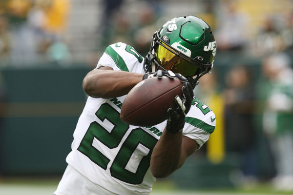 GREEN BAY, WI - OCTOBER 16: New York Jets running back Breece Hall (20) makes a catch during a game between the Green Bay Packers and the New York Jets at Lambeau Field on October 16, 2022 in Green Bay, WI. (Photo by Larry Radloff/Icon Sportswire)