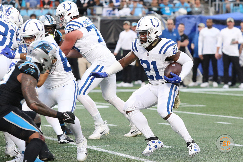 CHARLOTTE, NC - NOVEMBER 05: Indianapolis Colts running back Zack Moss (21) during a NFL football game between the Indianapolis Colts and the Carolina Panthers on November 5, 2023 at Bank of America Stadium in Charlotte, N.C. (Photo by John Byrum/Icon Sportswire)