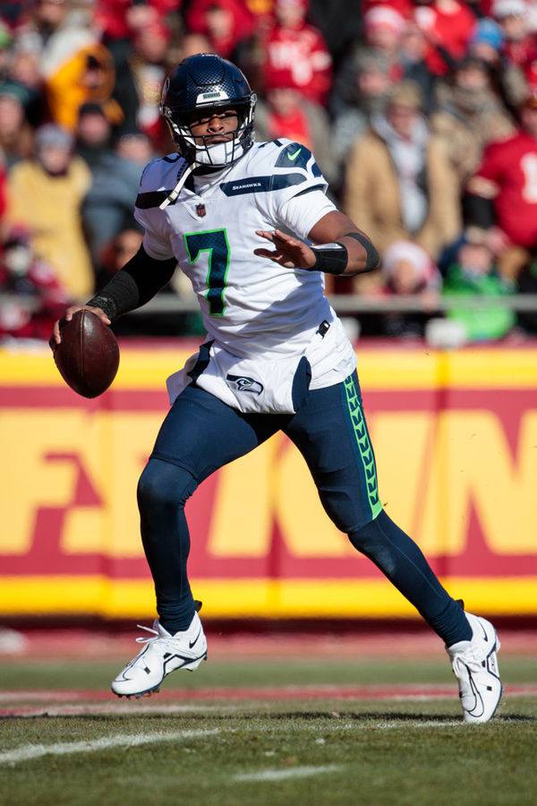 KANSAS CITY, MO - DECEMBER 24: Seattle Seahawks quarterback Geno Smith (7) looks to pass against the Kansas City Chiefs on December 24th, 2022 at GEHA Field at Arrowhead Stadium in Kansas City Missouri. (Photo by William Purnell/Icon Sportswire)