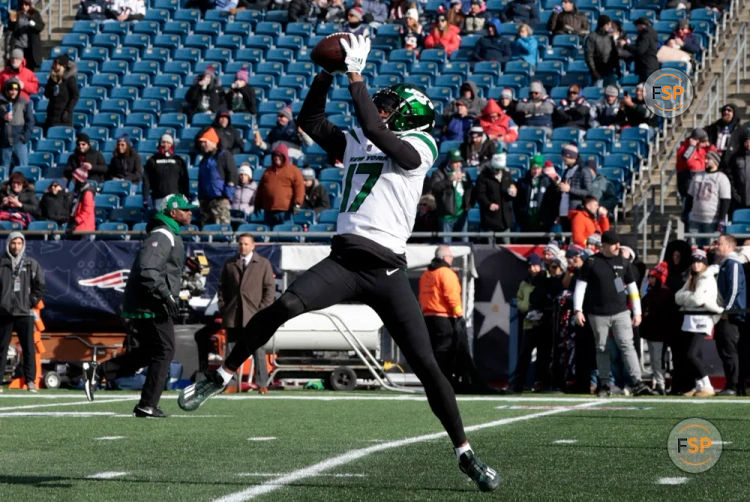 FOXBOROUGH, MA - NOVEMBER 20: New York Jets wide receiver Garrett Wilson (17) in warm up before a game between the New England Patriots and the New York Jets on November 20, 2022, at Gillette Stadium in Foxborough, Massachusetts. (Photo by Fred Kfoury III/Icon Sportswire)