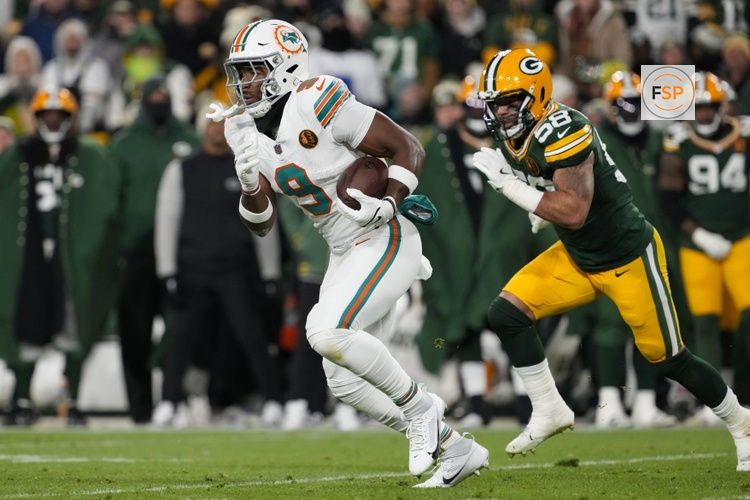 Nov 28, 2024; Green Bay, Wisconsin, USA;  Miami Dolphins tight end Jonnu Smith (9) rushes with the football after catching a pass during the second quarter against the Green Bay Packers at Lambeau Field. Credit: Jeff Hanisch-Imagn Images