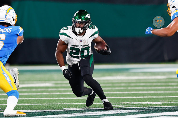 EAST RUTHERFORD, NJ - NOVEMBER 06:  Breece Hall #20 of the New York Jets during the game against the Los Angeles Chargers on November 6, 2023 at MetLife Stadium in East Rutherford, New Jersey.   (Photo by Rich Graessle/Icon Sportswire)