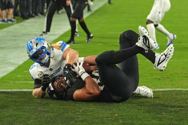 Sep 22, 2025; Baltimore, Maryland, USA; Baltimore Ravens tight end Mark Andrews (89) makes a touchdown catch against the Detroit Lions during the second half at M&T Bank Stadium. Mandatory Credit: Mitch Stringer-Imagn Images
