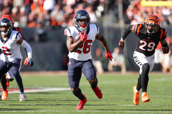 CINCINNATI, OH - NOVEMBER 12: Houston Texans running back Devin Singletary (26) carries the ball during the game against the Houston Texans and the Cincinnati Bengals on November 12, 2023, at Paycor Stadium in Cincinnati, OH. (Photo by Ian Johnson/Icon Sportswire)