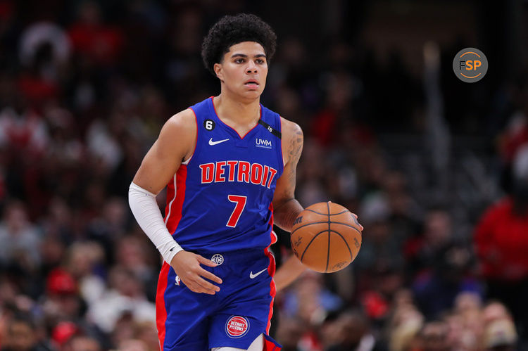 CHICAGO, IL - APRIL 09: Detroit Pistons guard Killian Hayes (7) brings the ball up court during a NBA game between the Detroit Pistons and the Chicago Bulls on April 9, 2023 at the United Center in Chicago, IL. (Photo by Melissa Tamez/Icon Sportswire)