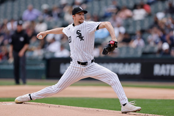 CHICAGO, IL - APRIL 28: Chicago White Sox pitcher Erick Fedde (20) delivers a pitch during an MLB game against the Tampa Bay Rays on April 28, 2024 at Guaranteed Rate Field in Chicago, Illinois. (Photo by Joe Robbins/Icon Sportswire)