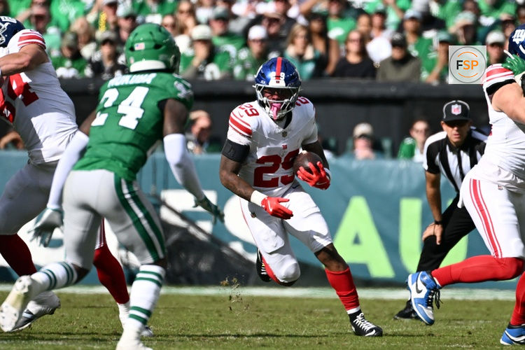 Oct 26, 2025; Philadelphia, Pennsylvania, USA; New York Giants running back Tyrone Tracy Jr. (29) runs against the Philadelphia Eagles in the second quarter at Lincoln Financial Field. Credit: Eric Hartline-Imagn Images