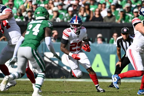 Oct 26, 2025; Philadelphia, Pennsylvania, USA; New York Giants running back Tyrone Tracy Jr. (29) runs against the Philadelphia Eagles in the second quarter at Lincoln Financial Field. Mandatory Credit: Eric Hartline-Imagn Images