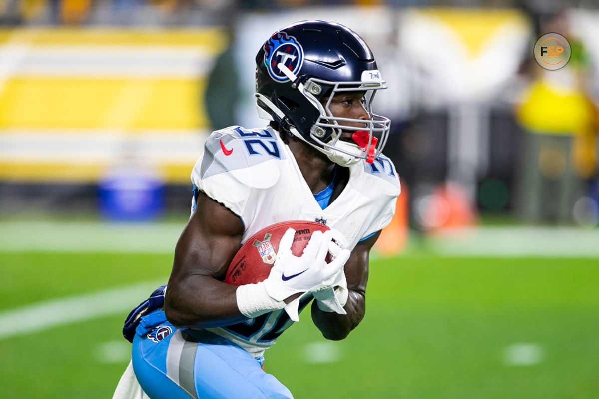 PITTSBURGH, PA - NOVEMBER 02: Tennessee Titans running back Tyjae Spears (32) returns a kickoff during the regular season NFL football game between the Tennessee Titans and Pittsburgh Steelers on November 02, 2023 at Acrisure Stadium in Pittsburgh, PA. (Photo by Mark Alberti/Icon Sportswire)