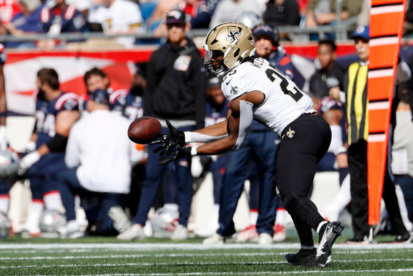 FOXBOROUGH, MA - OCTOBER 08: New Orleans Saints running back Kendre Miller (25) catches a swing pass during a game between the New England Patriots and the New Orleans Saints on October 8, 2023, at Gillette Stadium in Foxborough, Massachusetts. (Photo by Fred Kfoury III/Icon Sportswire)