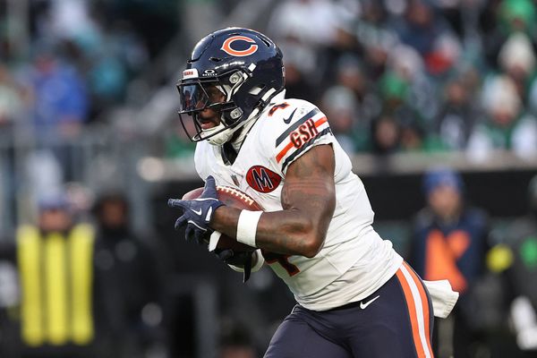 Nov 28, 2025; Philadelphia, Pennsylvania, USA; Chicago Bears running back D'Andre Swift (4) carries the ball against the Philadelphia Eagles during the second quarter of the game at Lincoln Financial Field. Mandatory Credit: Bill Streicher-Imagn Images