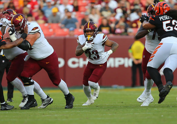 LANDOVER, MD - AUGUST 26: Washington Commanders Running Back Chris Rodriguez Jr. (23) rushes up field during the Cincinnati Bengals game versus the Washington Commanders on August 26, 2023, at FedEx Field in Landover, MD. (Photo by Lee Coleman/Icon Sportswire)