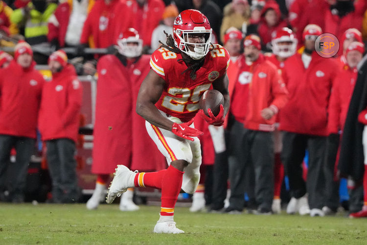 Jan 18, 2025; Kansas City, Missouri, USA; Kansas City Chiefs running back Kareem Hunt (29) runs the ball against the Houston Texans during the fourth quarter of a 2025 AFC divisional round game at GEHA Field at Arrowhead Stadium. Credit: Denny Medley-Imagn Images