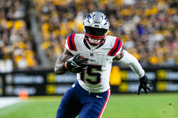 PITTSBURGH, PA - DECEMBER 07: New England Patriots running back Ezekiel Elliott (15) runs with the ball during the regular season NFL football game between the New England Patriots and Pittsburgh Steelers on December 07, 2023 at Acrisure Stadium in Pittsburgh, PA. (Photo by Mark Alberti/Icon Sportswire)