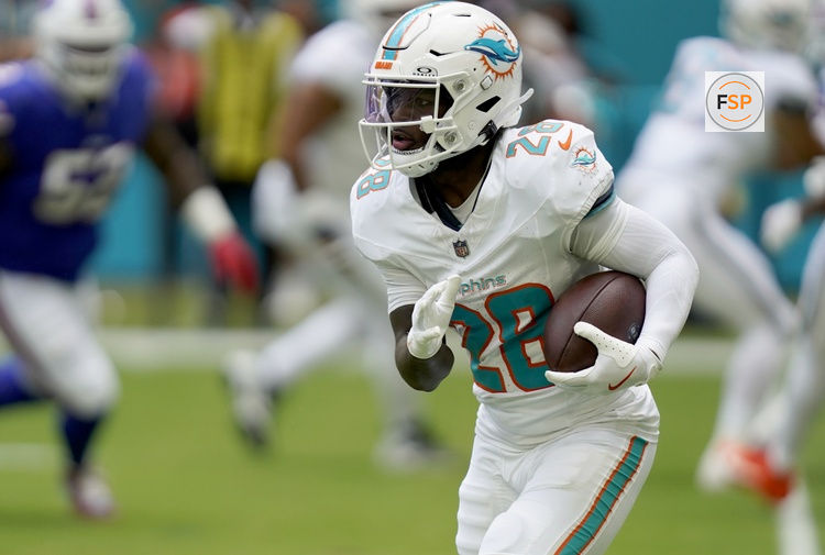 Nov 9, 2025; Miami Gardens, Florida, USA; Miami Dolphins running back De'Von Achane (28) runs during the first half against the Buffalo Bills at Hard Rock Stadium. Credit: Jeff Romance-Imagn Images
